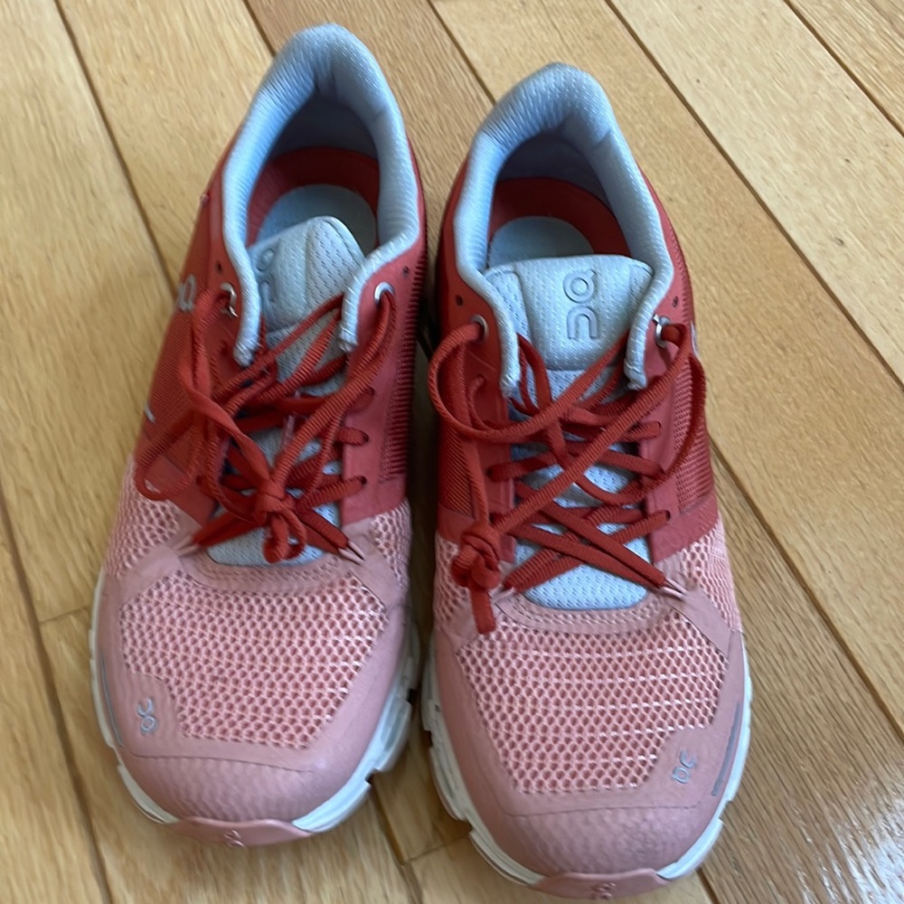 On cloud size 8 sneakers